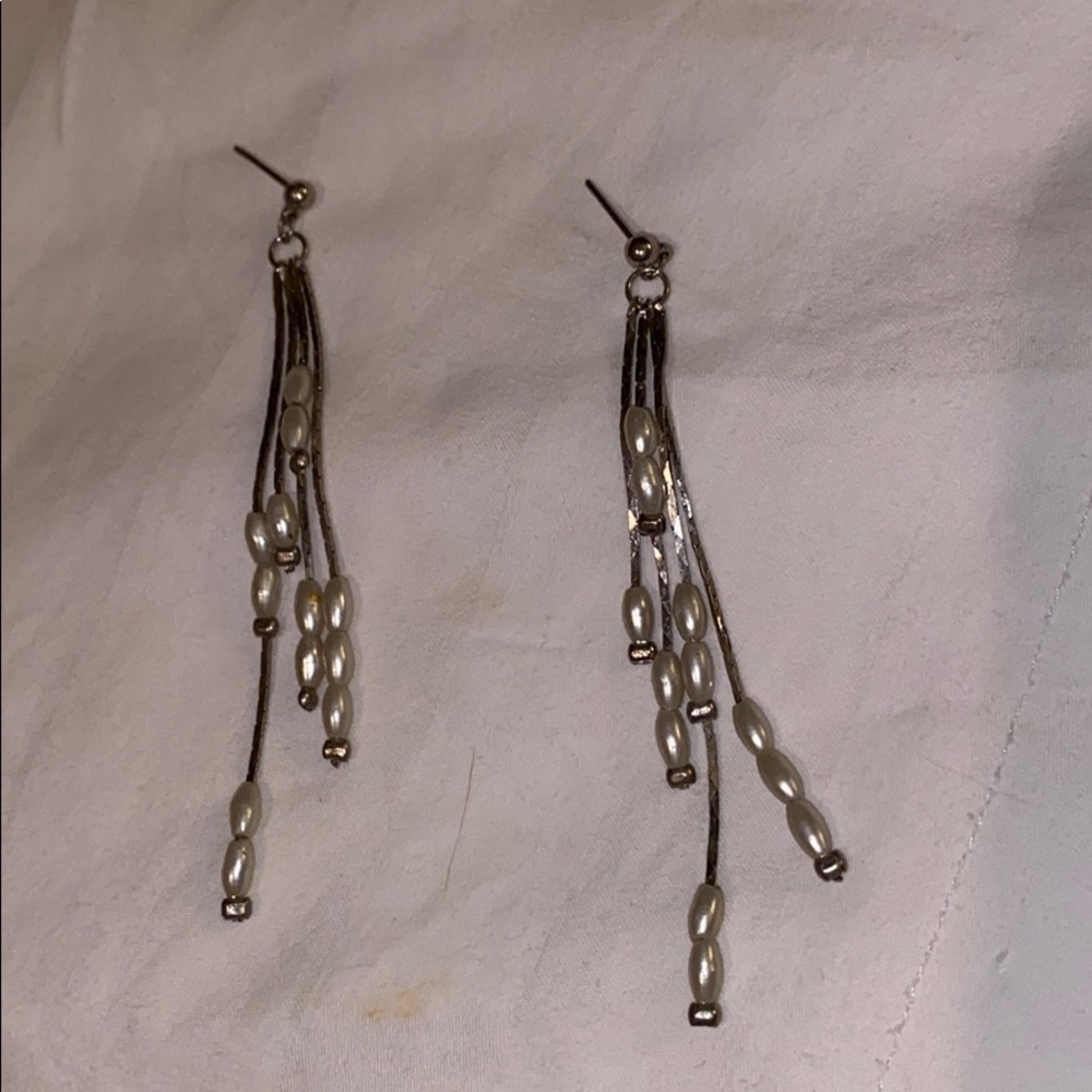 Pearl dangle earring in silver